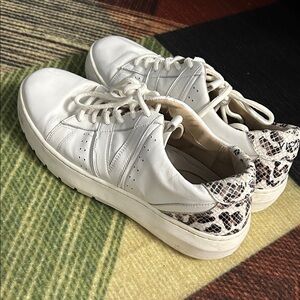 Vionic Simasa White Leather Sneakers with Snake Print Detail SZ 8.5